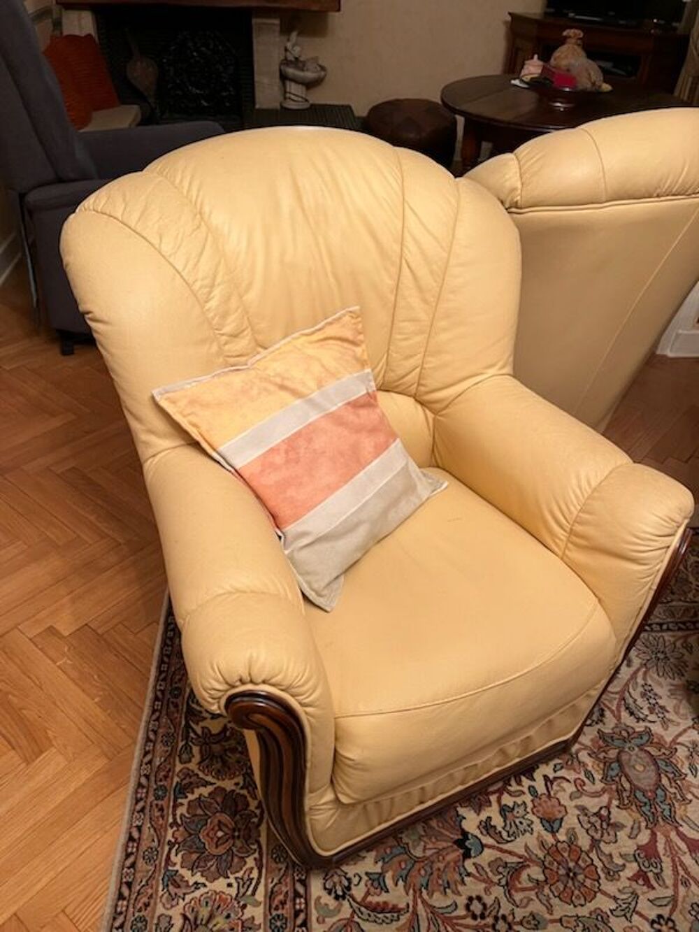 Canap&eacute; 3 places et trois fauteuils 100% cuir de buffle Meubles