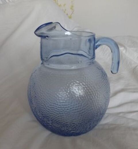 POT A EAU en verre bleu transparent 3 Doussard (74)