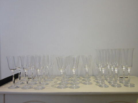 Ensemble de verres  eau,  vin et fltes en cristallin 250 Courbevoie (92)