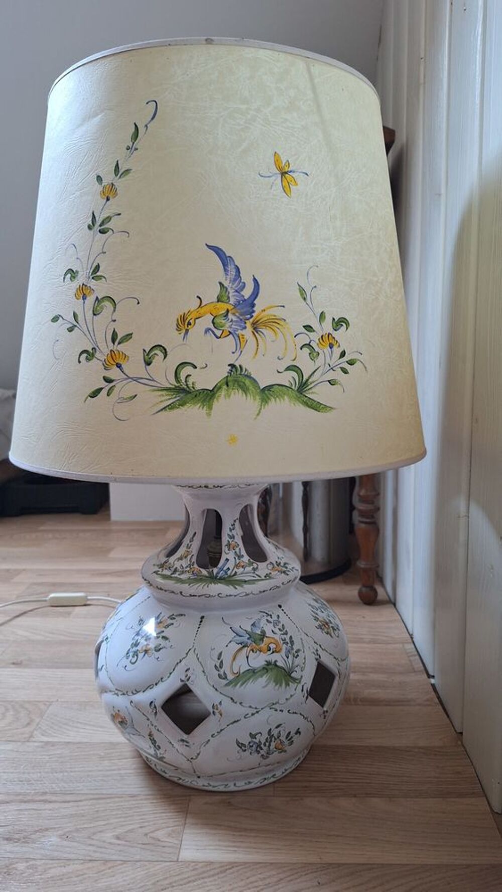 Grande lampe de Moustiers avec son abat-jour Décoration