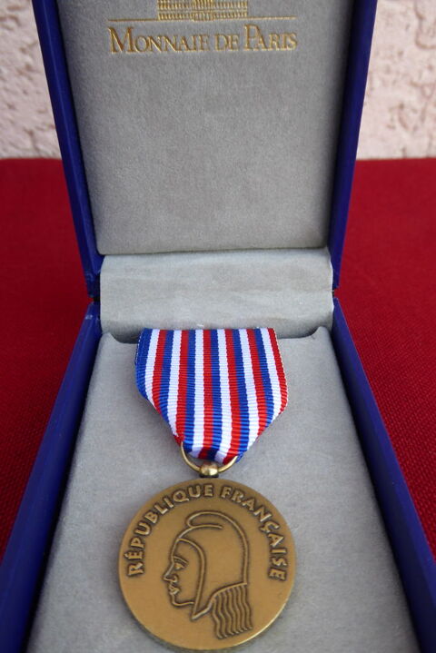 Mdaille d'honneur, frappe par la monnaie de Paris. 10 Montchanin (71)