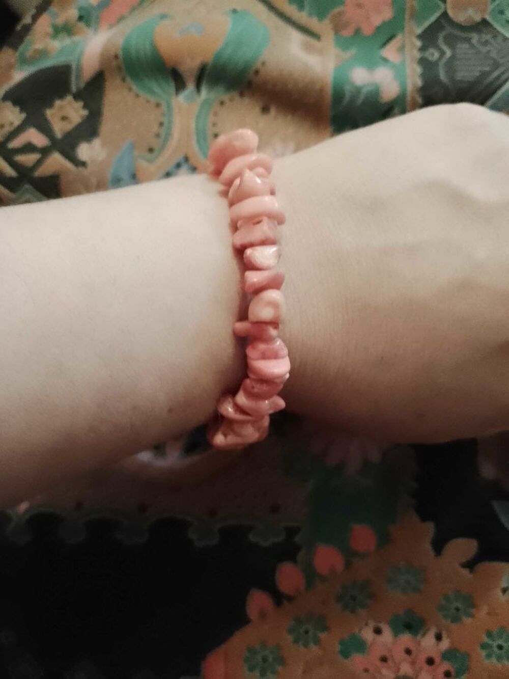 bracelet r&eacute;glable en rocaille rouge et m&eacute;tal argent&eacute;. Bijoux et montres