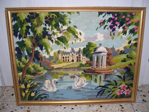 Canevas fait main avec le Cadre bois doré	
Château et Cygne  15 Estrées-Saint-Denis (60)