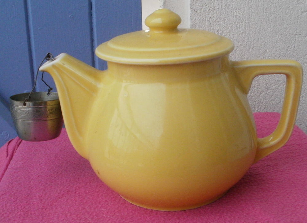 Ancienne theiere jaune porcelaine avec passe th&eacute; Cuisine