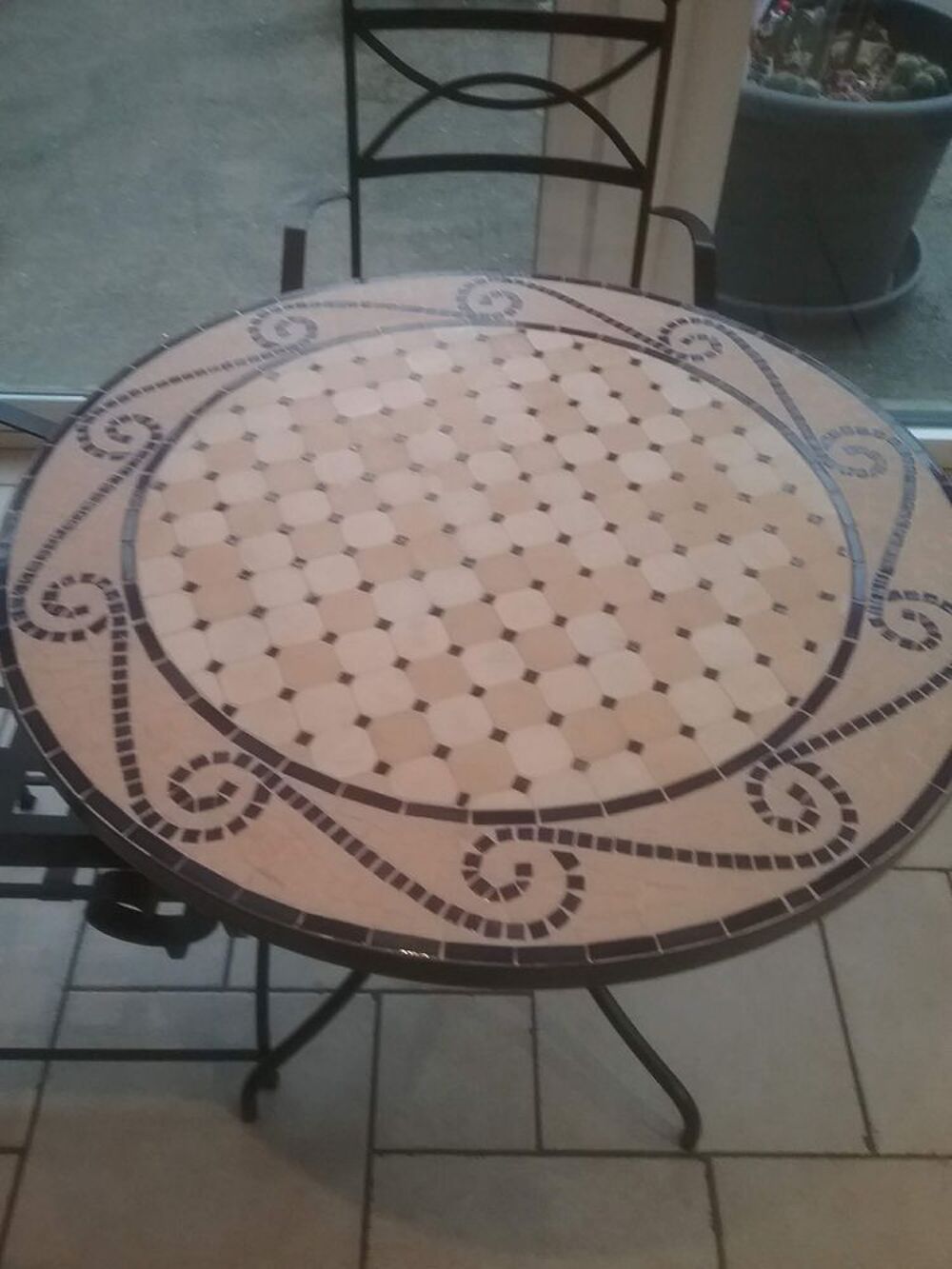 &Agrave; SAISIR TABLE en fer forg&eacute;, plateau mosa&iuml;que Meubles
