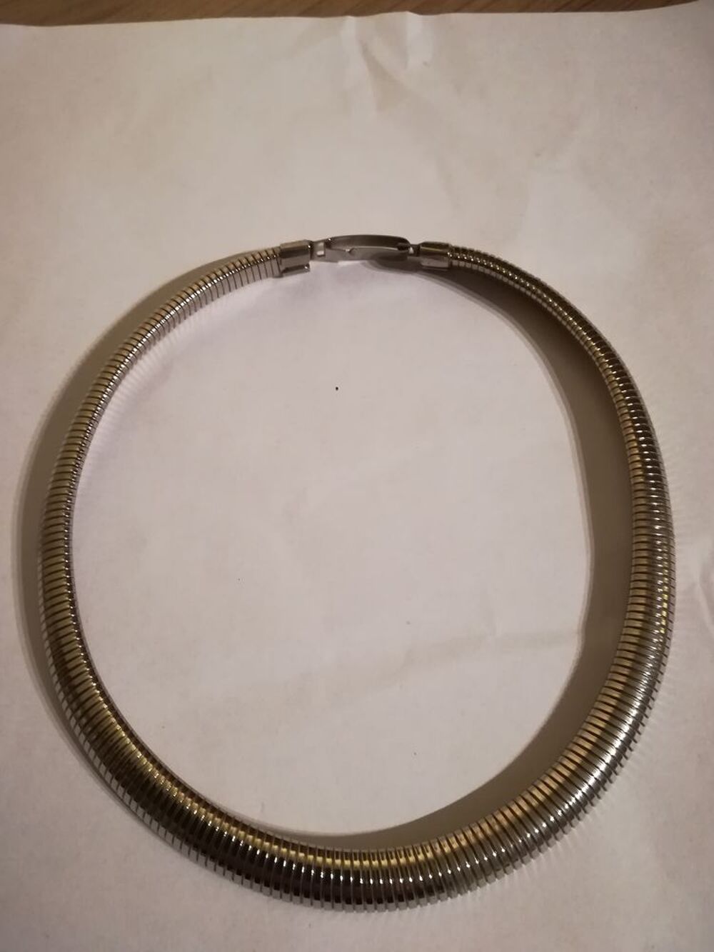 COLLIER fantaisie / TOUR DE COU EN METAL ARGENTE 
Bijoux et montres