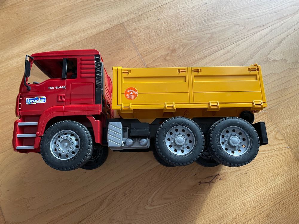 Camion benne Bruder sur porteur MAN 
Jeux / jouets