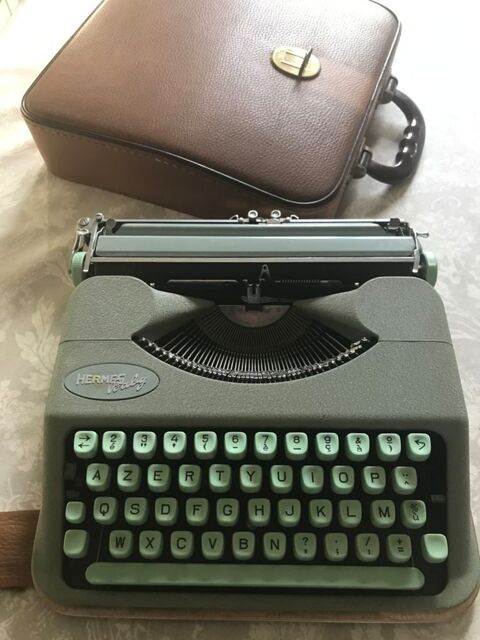 Machine � �crire Herm�s Baby. Galluis (78)