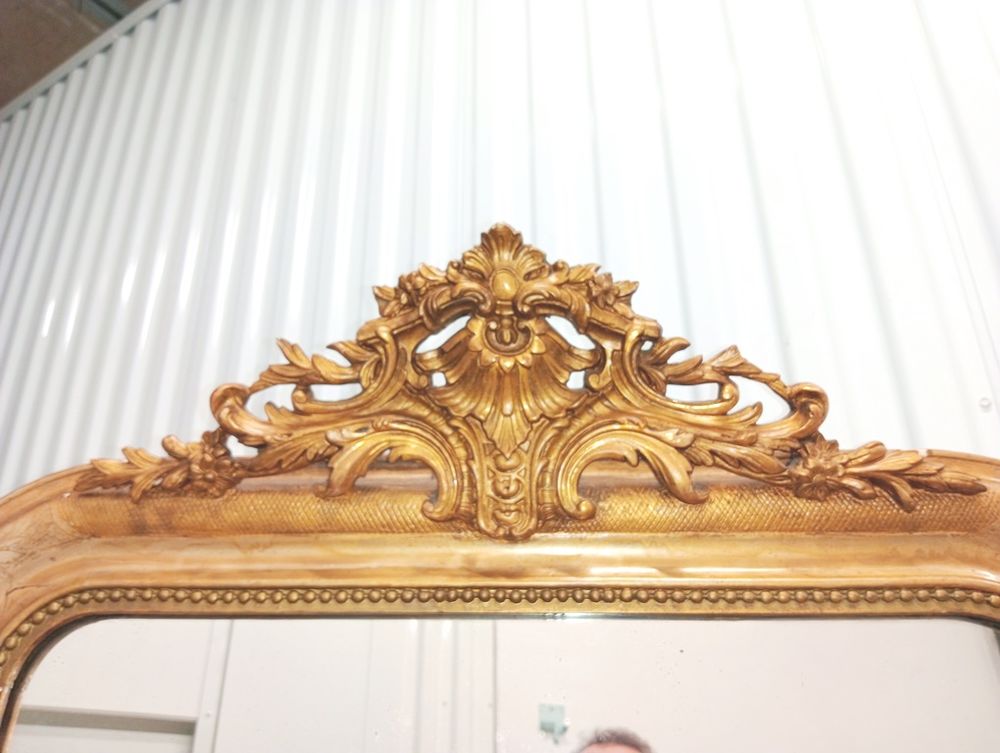 Miroir mural &agrave; fronton et moulures en bois dor&eacute;es D�coration