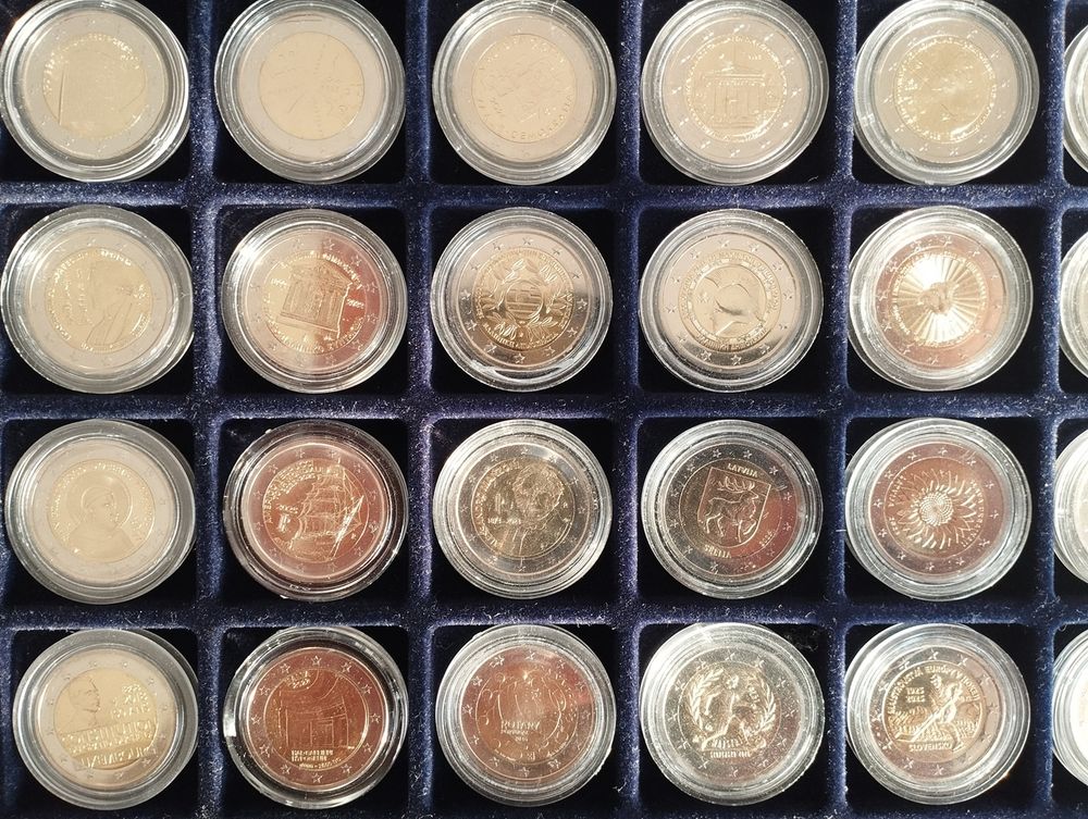 Lot 40 pi&egrave;ces de 2 euros comm&eacute;moratives 