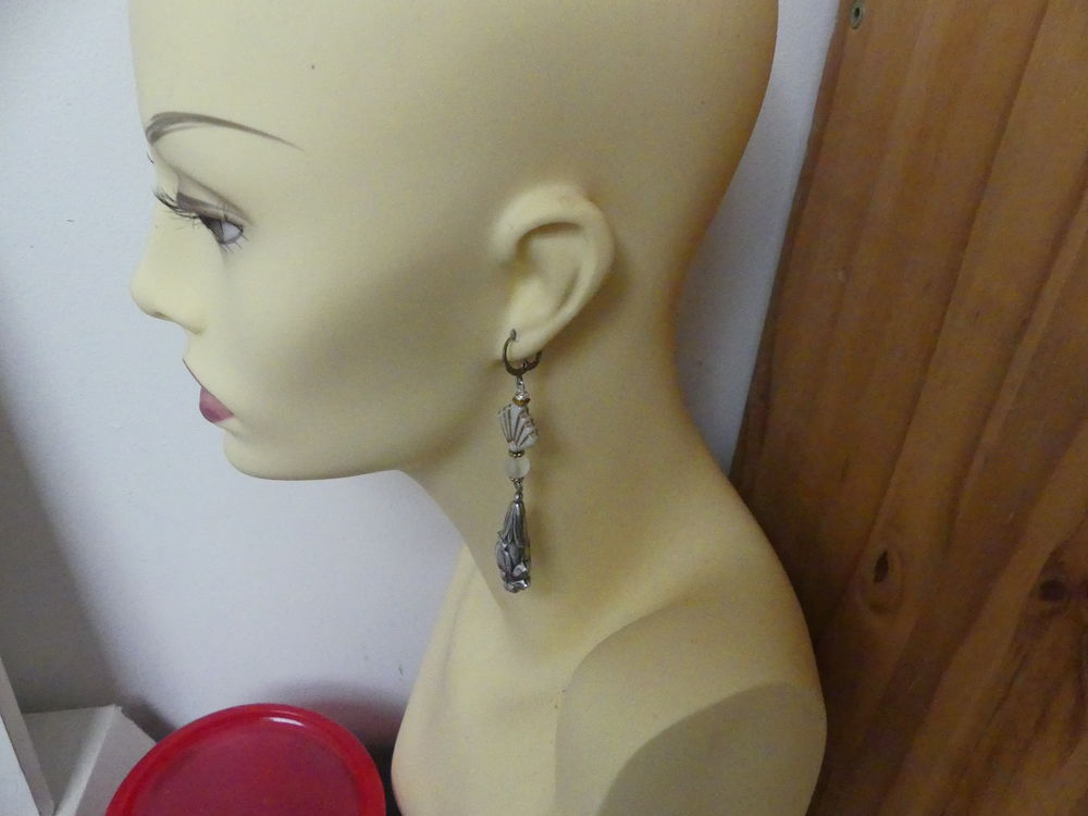 Boucles d'oreilles vintage Art D&eacute;co m&eacute;tal argent&eacute;, verre
Bijoux et montres