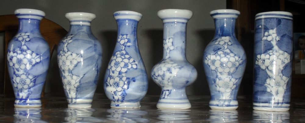 Collection de 6 vases de couleur bleue. 