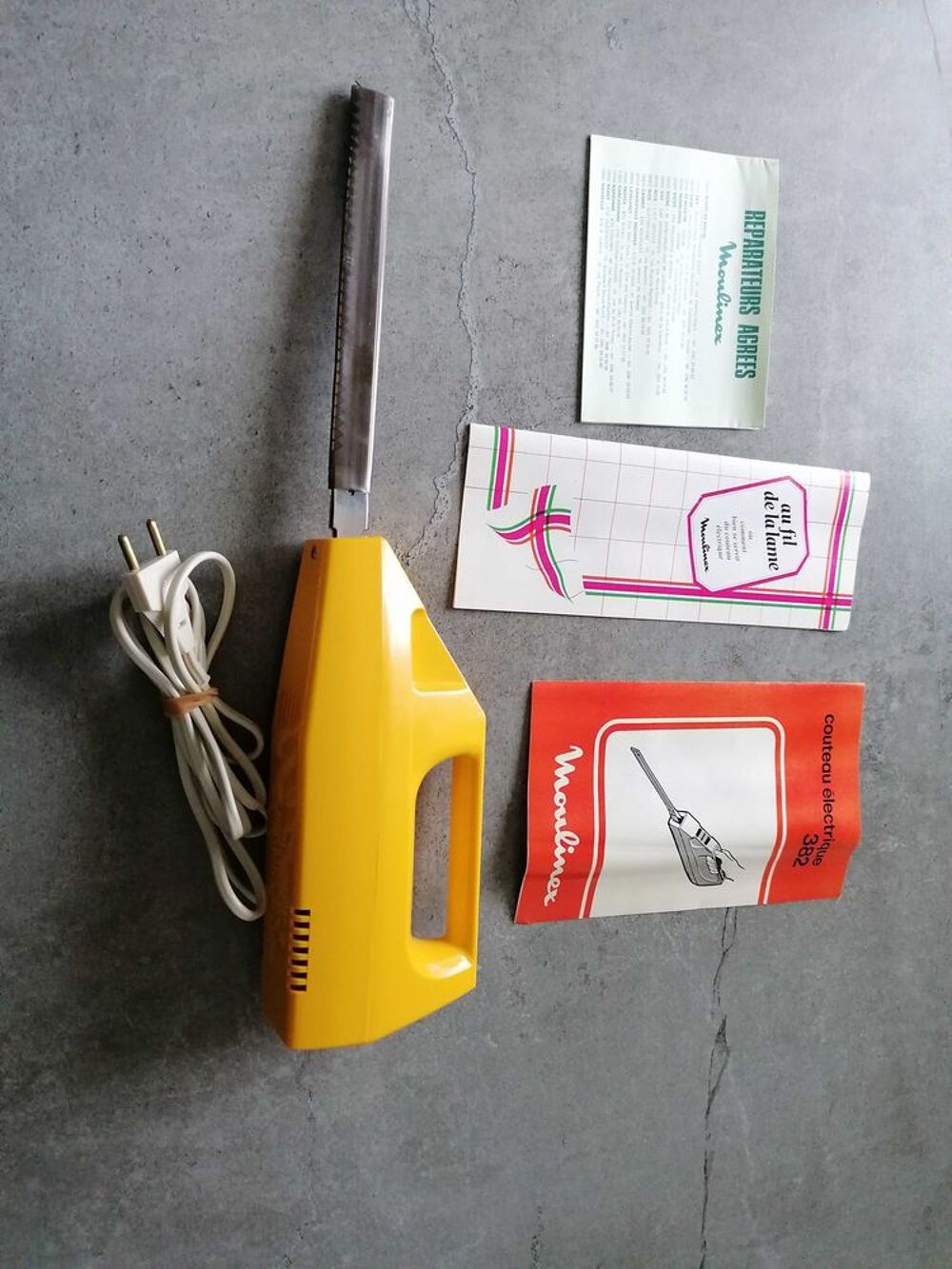3 appareils &eacute;lectrom&eacute;nagers. Saucier, chauffe plat et couteau &eacute;lectrique. Electroménager