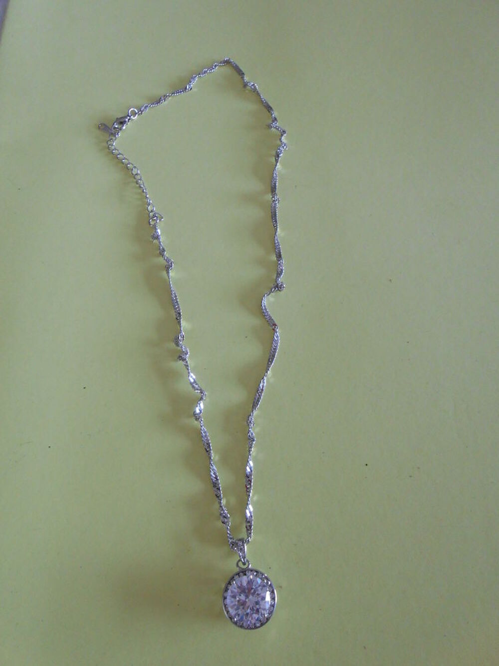 CHAINE ARGENTEE ET PENDENTIF Bijoux et montres