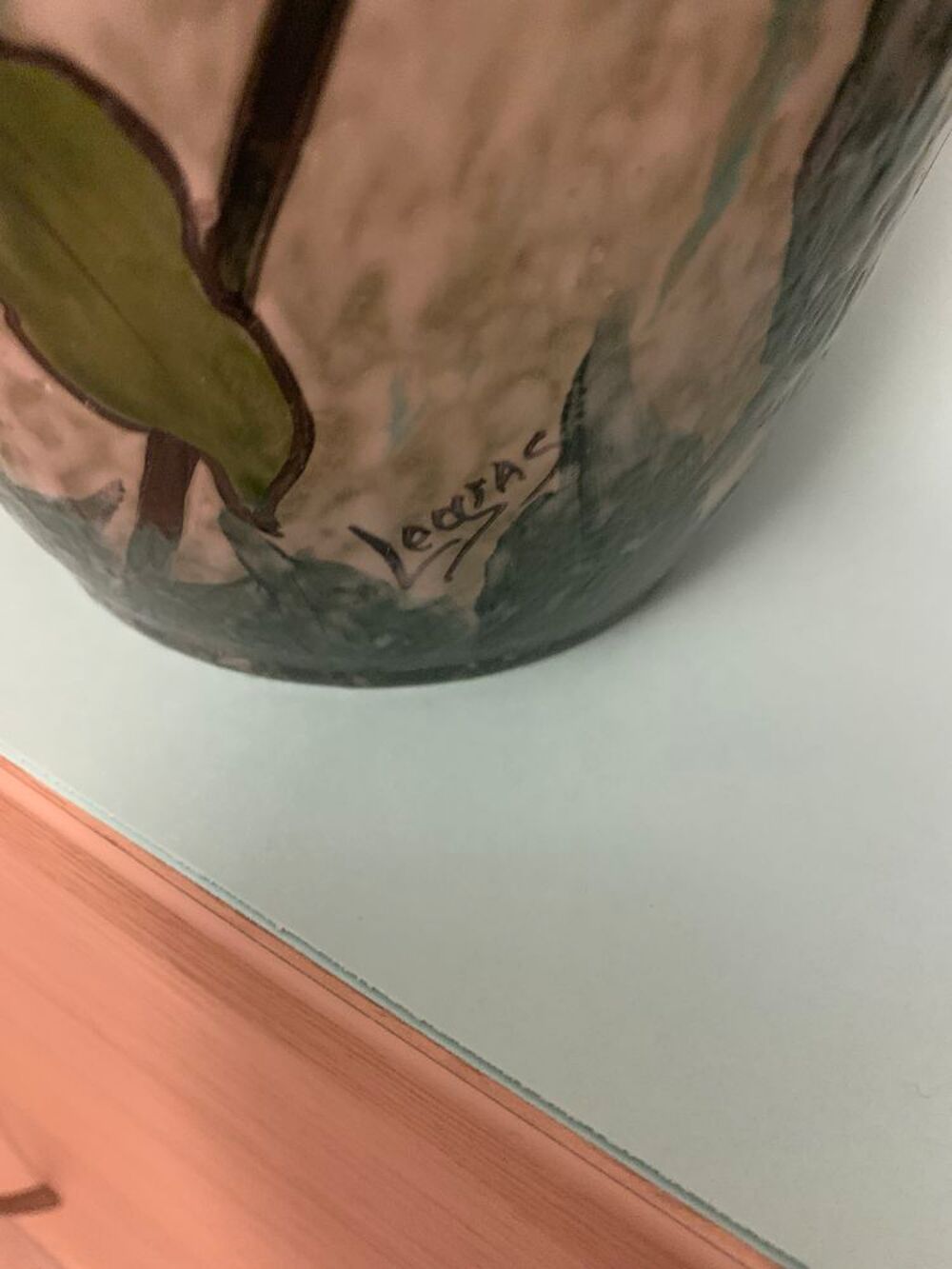 Vase en verre opaque, d&eacute;cor floral. Décoration