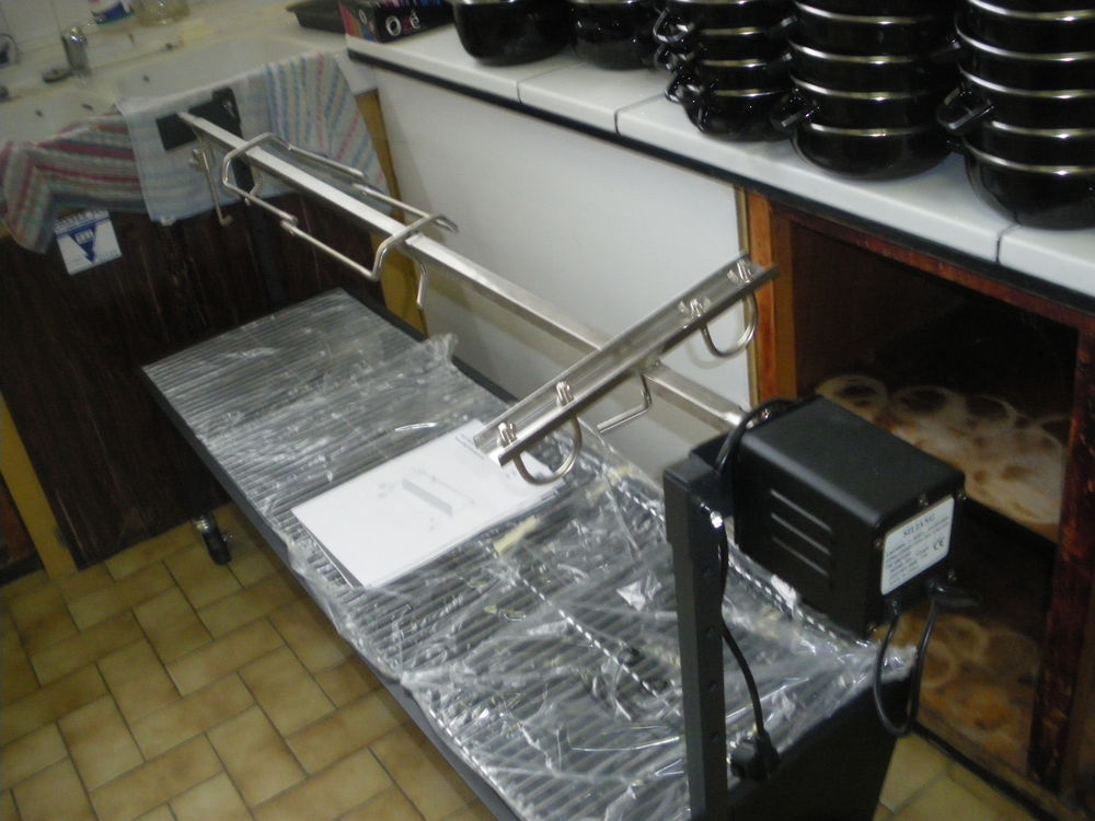 Rotissoire professionnelle avec barbecue charbon de bois. Cuisine