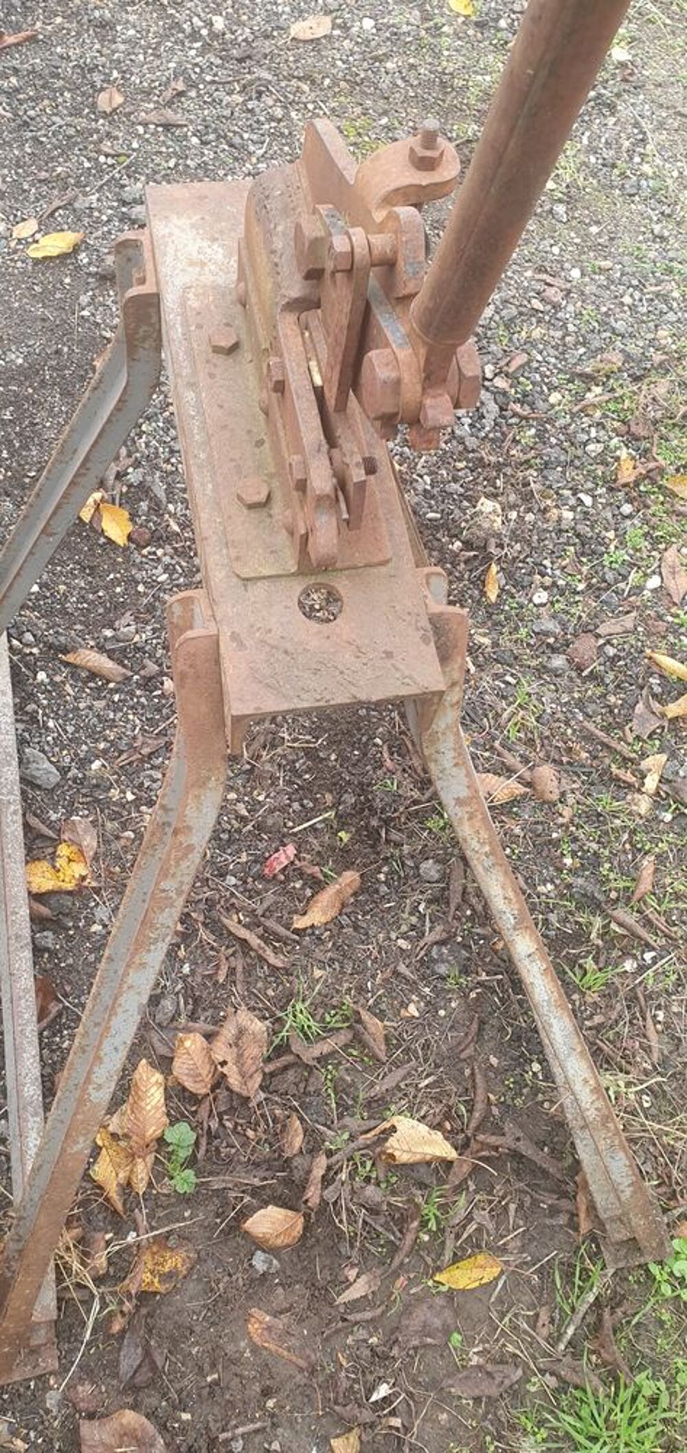 Cisaille sur tr&eacute;teau metalique Bricolage