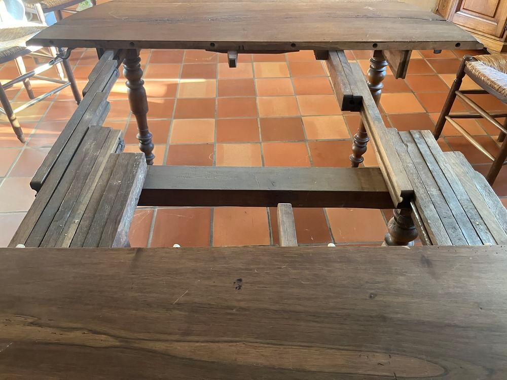 TABLE RONDE 150CM NOYER. 
Meubles