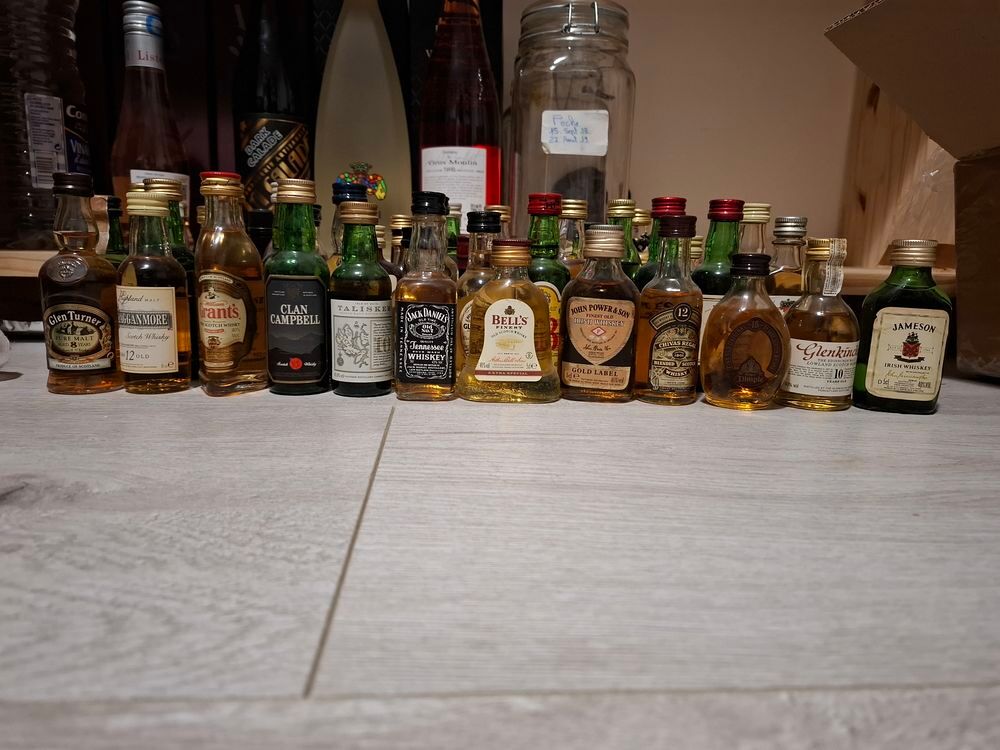 Une 60 taine Mignonnettes whisky pleine 