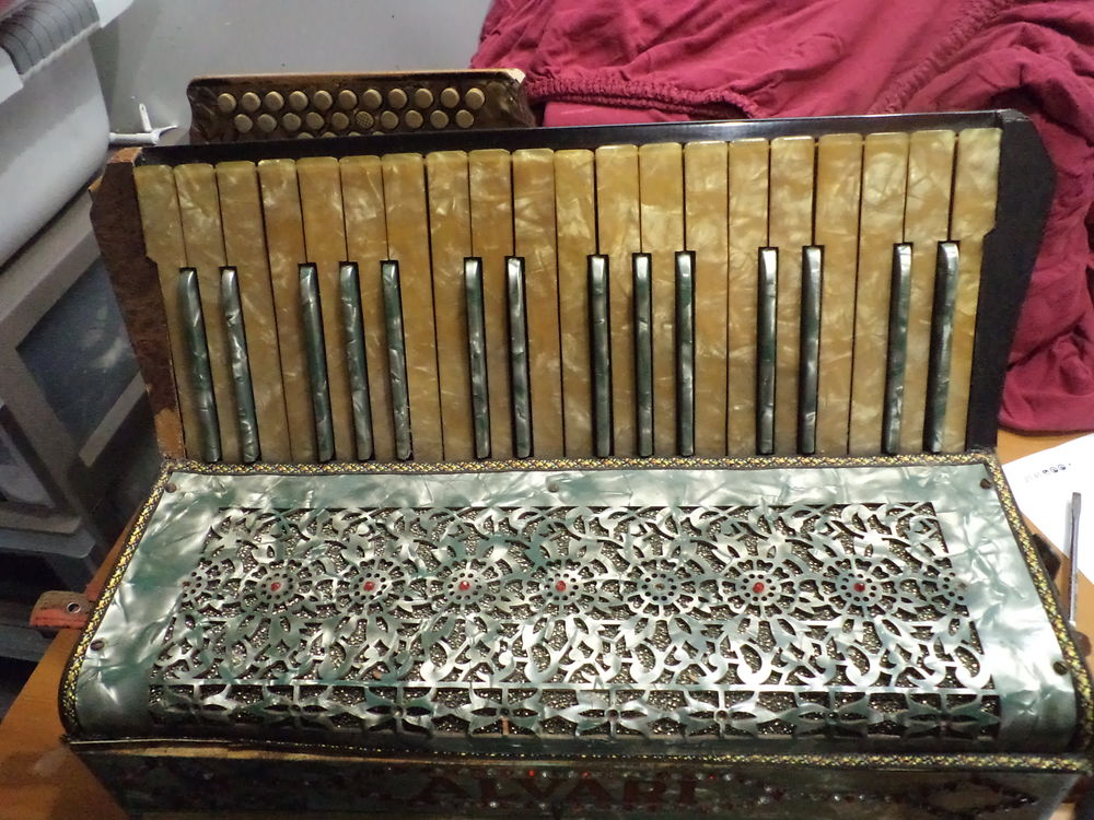 Tres ancien accord&eacute;on Instruments de musique