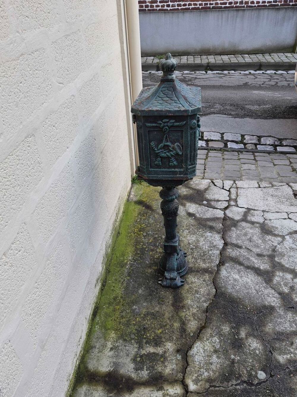 boite aux lettre sur pied en fonte Décoration