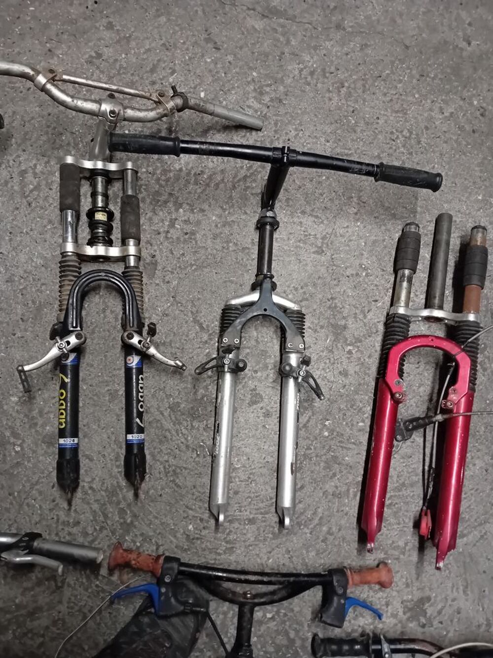 Divers V&eacute;los &agrave; Finir,+ Beaucoup de Pi&egrave;ces Vélos