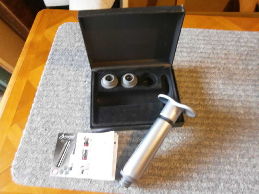 
Coffret Pompe &agrave; vin avec 3 bouchons Screwpull Electroménager