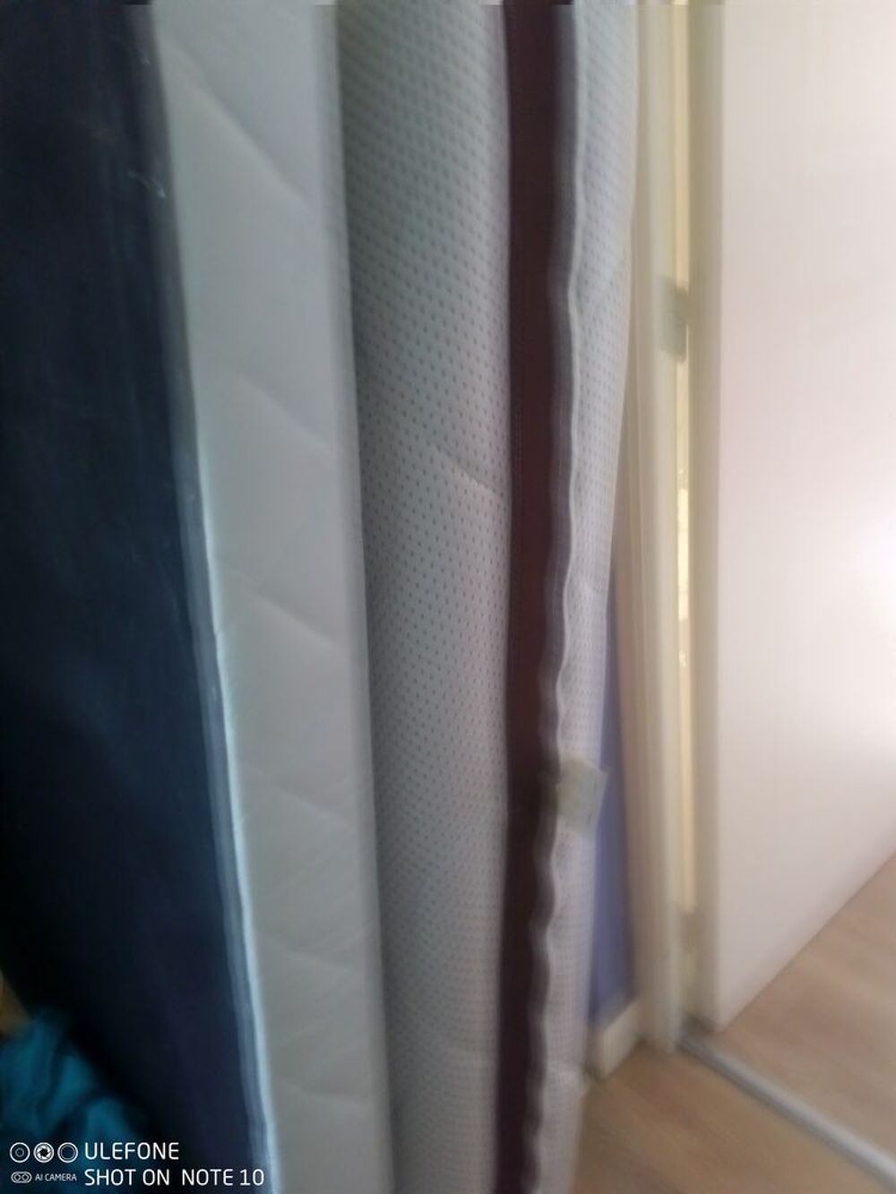 Literie compl&egrave;te matelas et sommier tapissier &eacute;tat neuf Meubles