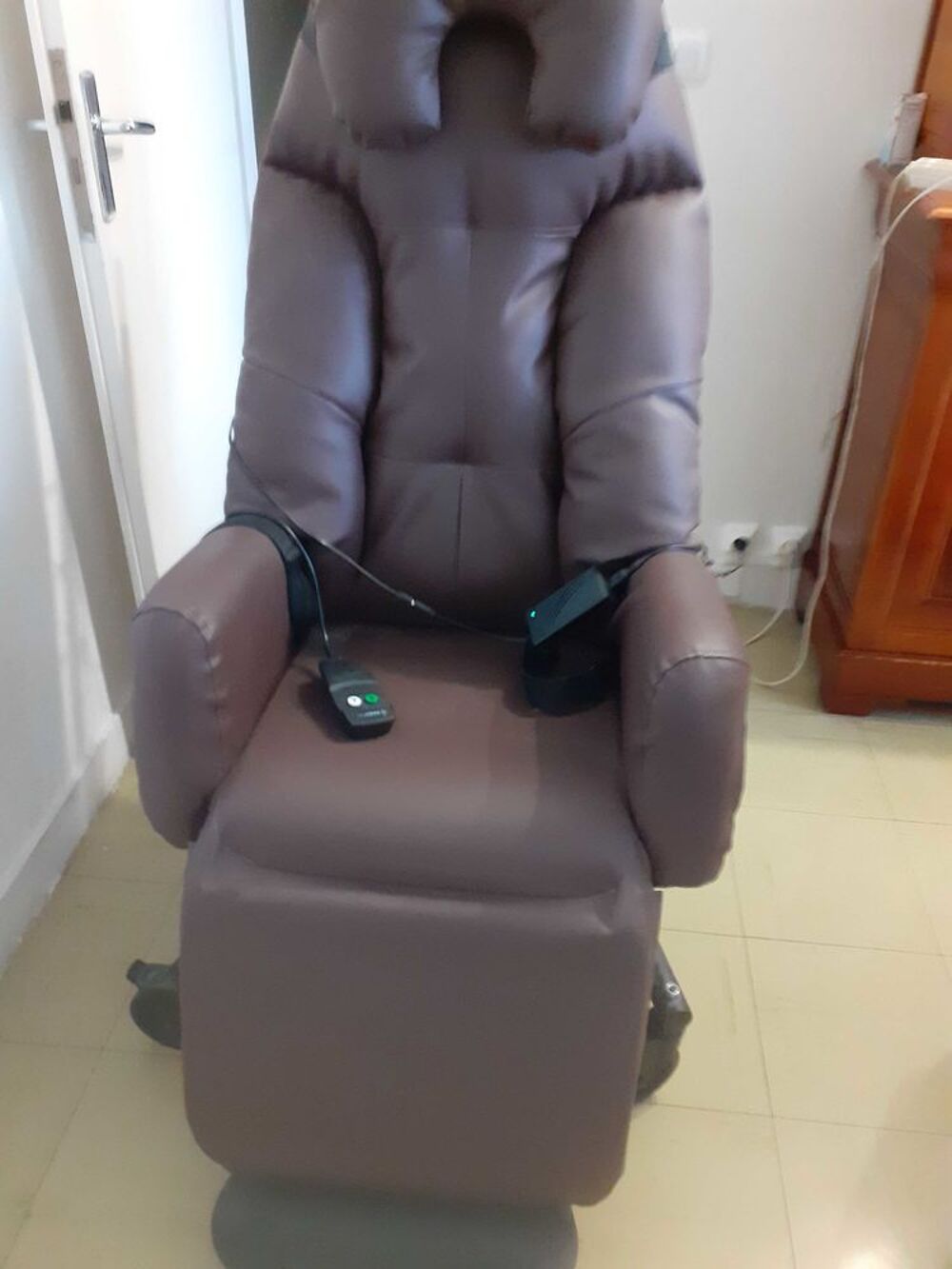 fauteuil neuf &eacute;lectrique sur roues Meubles