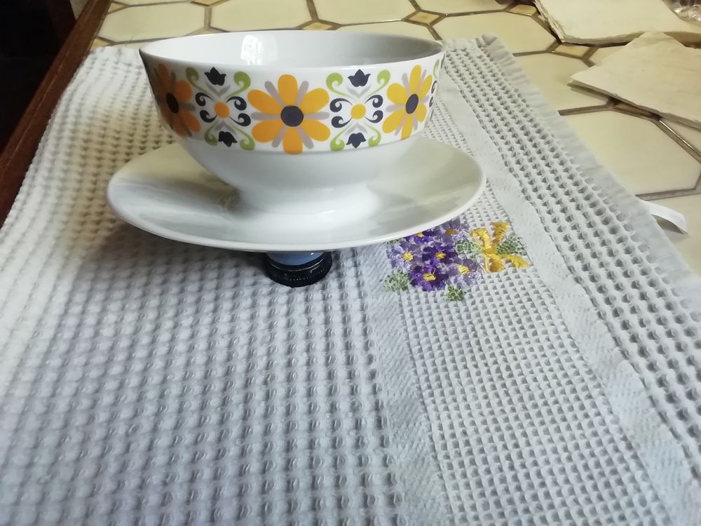 Sauci&egrave;re avec coupelle porcelaine ann&eacute;e 1970 Cuisine