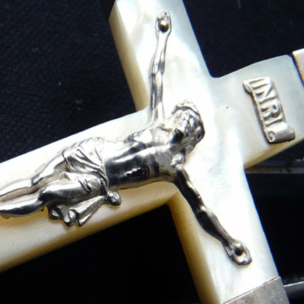 Pendentif Croix-Crucifix en Nacre et Argent ann&eacute;es 1900-1910 Bijoux et montres