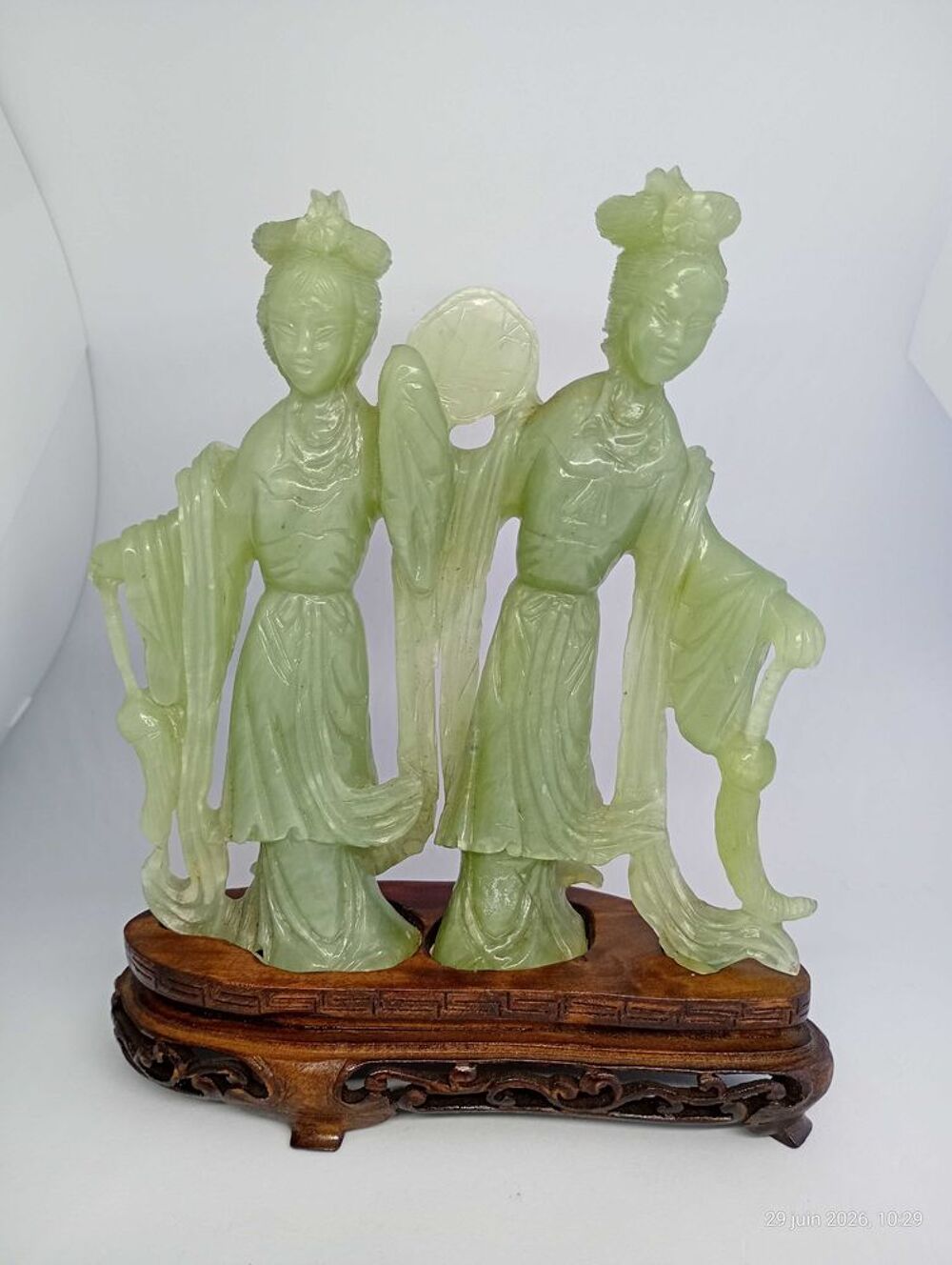 jolie statuette en jade sculpt&eacute; sur son socle d'origine 