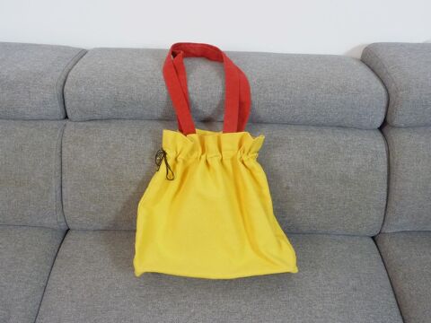 Sac � Main/ Fourre Tout Jaune presque Carr� � Anses Rouge 12 Paris 15 (75)