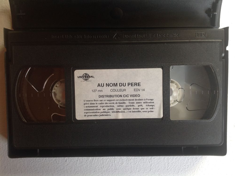 AU NOM DU P&Egrave;RE D'APR&Egrave;S UNE HISTOIRE VRAIE K7 VID&Eacute;O Envoi Pos DVD et blu-ray