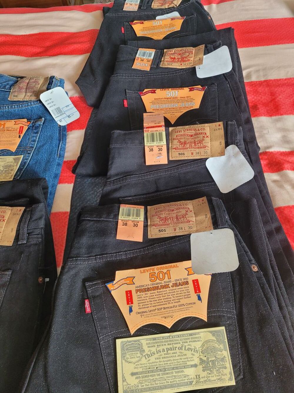 Jeans Lewis 501 neufs jamais port&eacute;s Vêtements