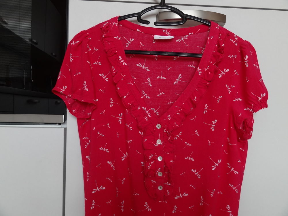 Joli chemisier taille 38 d&eacute;collet&eacute; volant&eacute; - En parfait &eacute;tat Vêtements