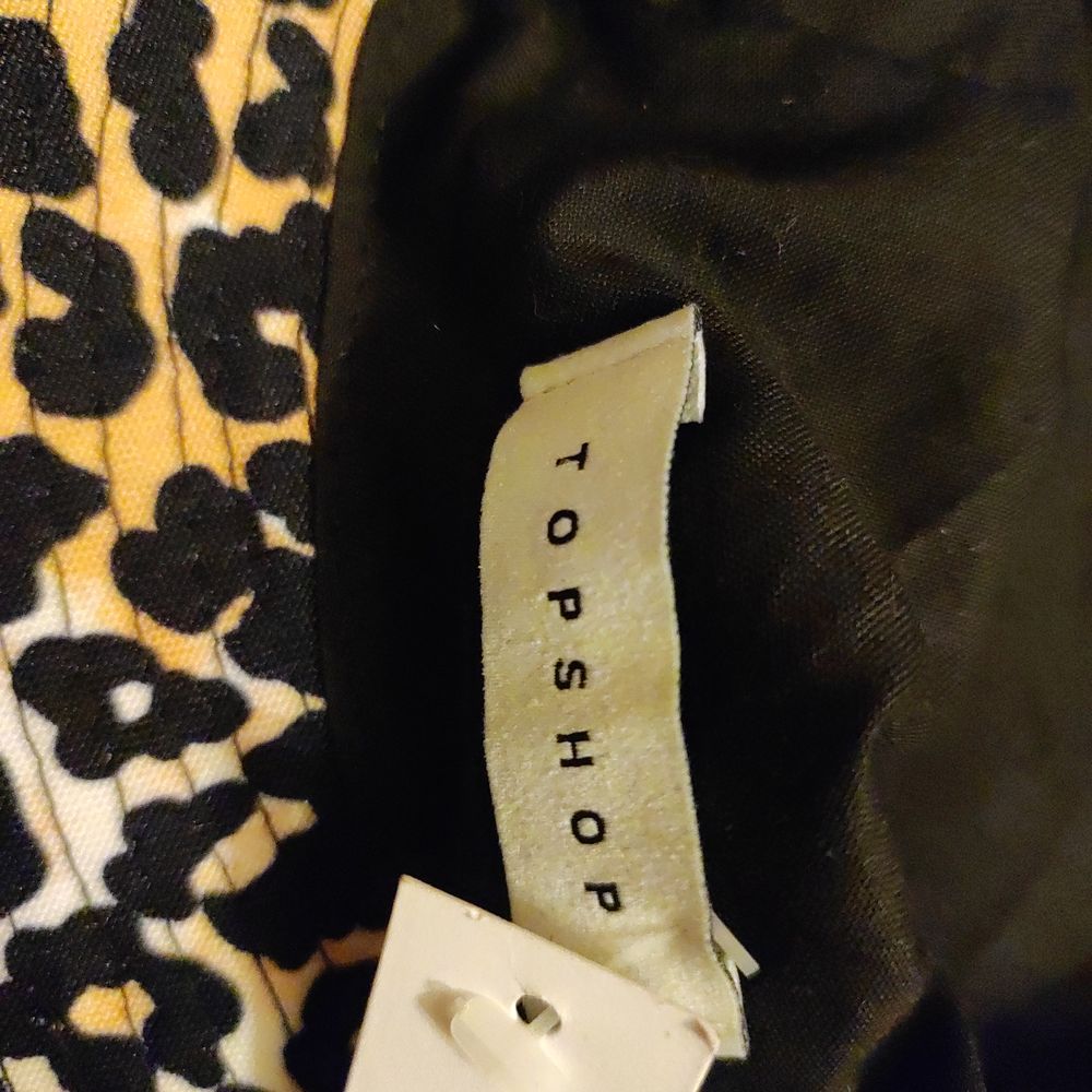 Chapeau en toile coton fa&ccedil;on l&eacute;opard neuf Topshop. Vêtements
