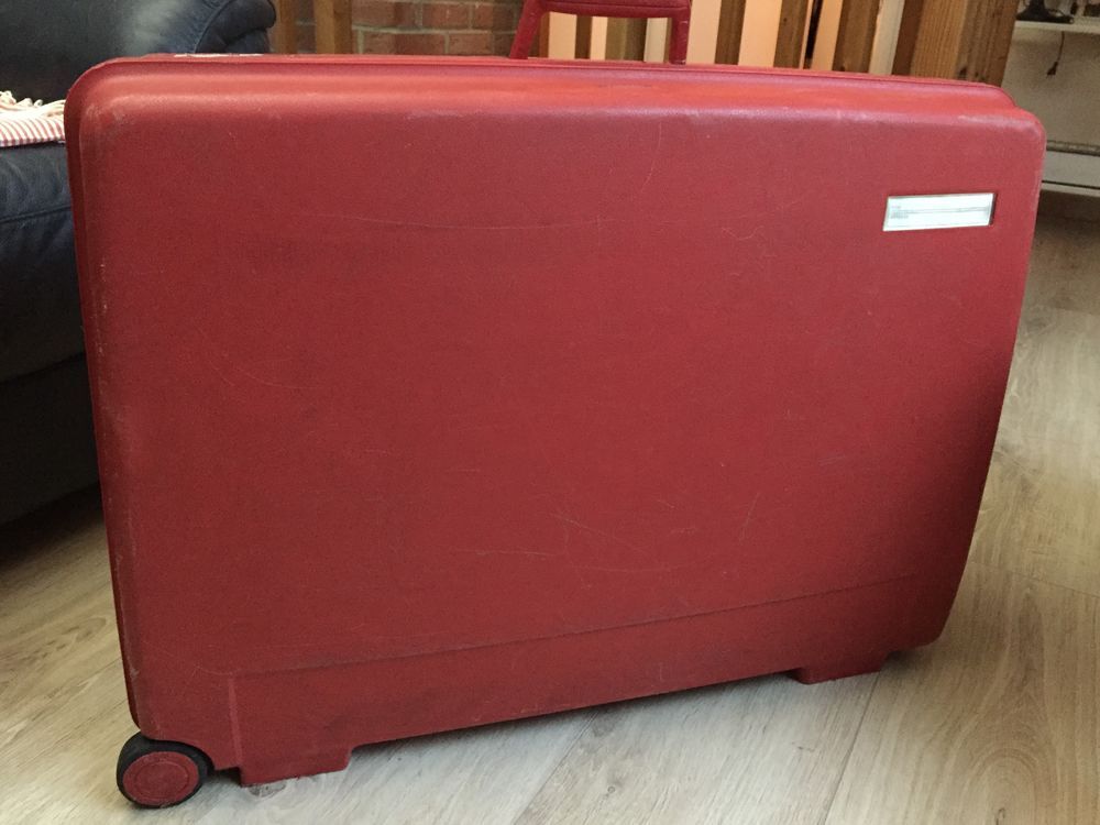 valise rigide marque DELSEY rouge Maroquinerie