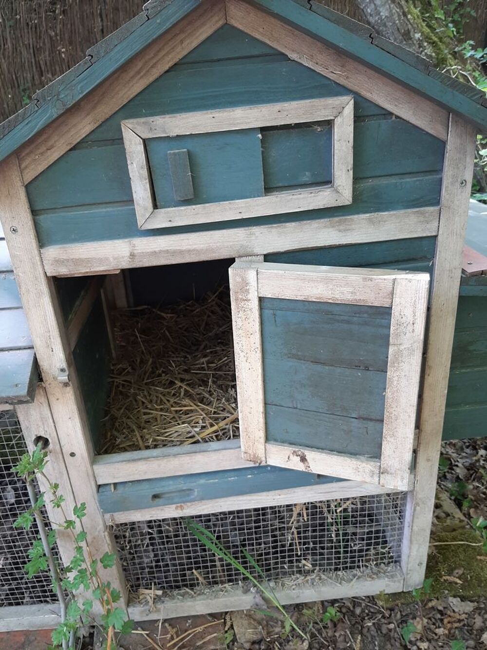 poulailler &agrave; restaurer. Jardin