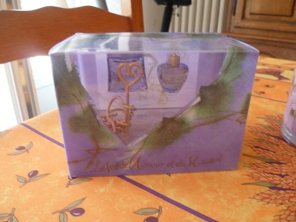 Miniature Lolita Lempicka parfum mode japon coffre 