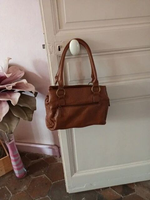 Sac a main cuir synthétique 
bon état  6 Pierres (28)