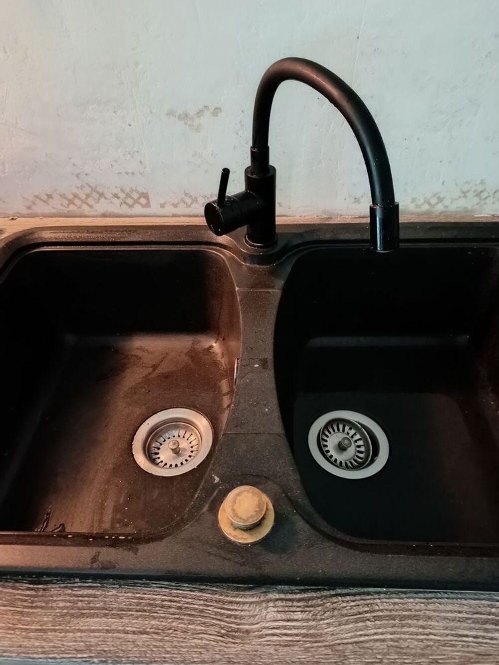 &Eacute;vier double Bacs encastrable noir avec robinetterie Electroménager