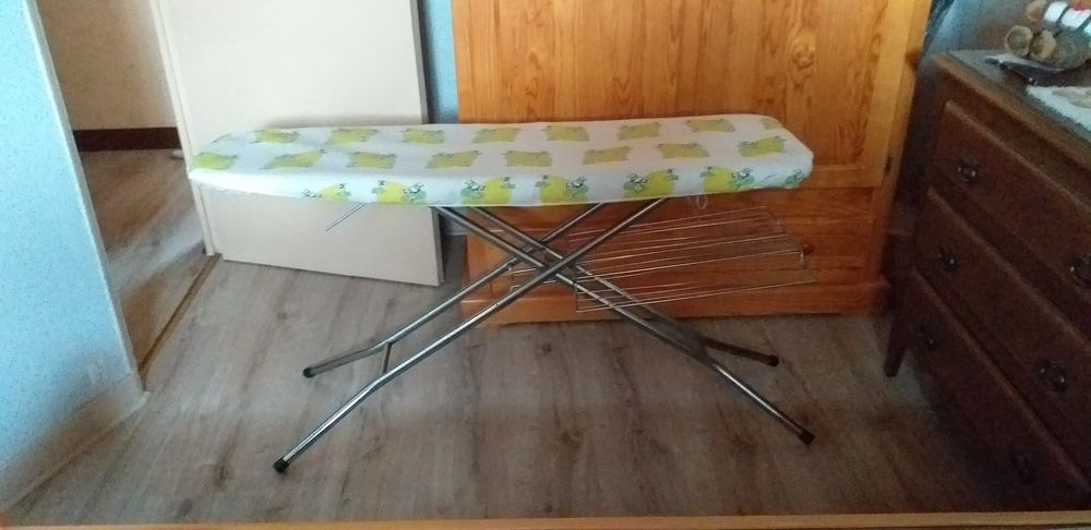 TABLE A REPASSER Meubles