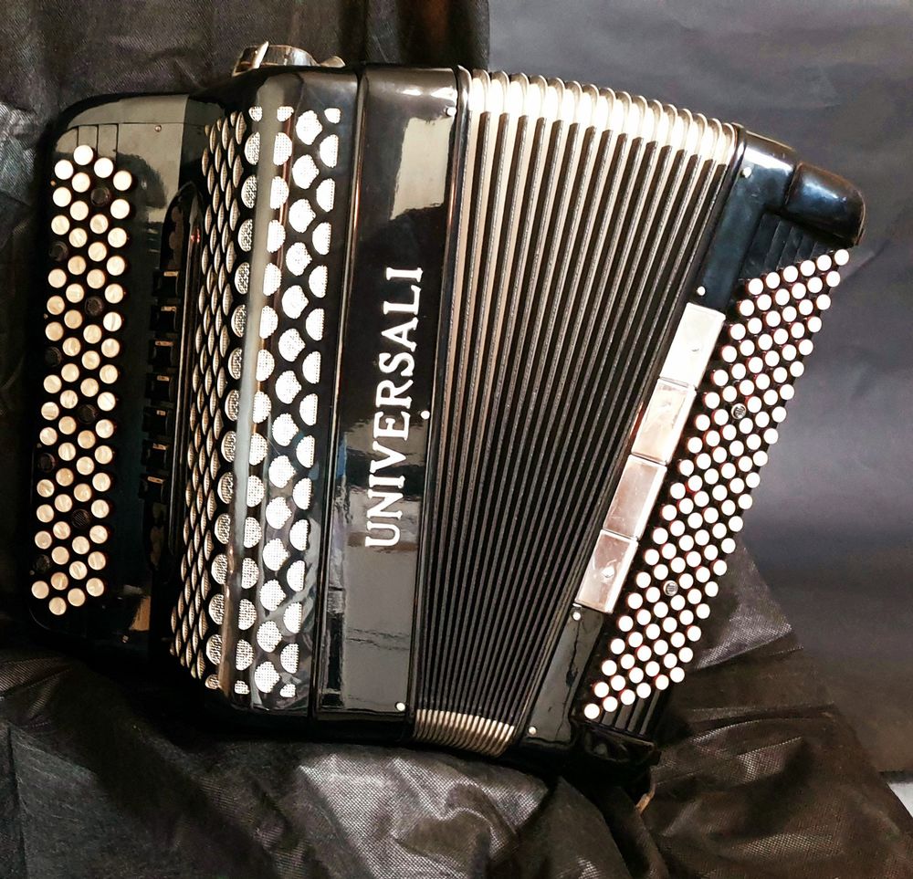 Accord&eacute;on chromatique UNIVERSALI Instruments de musique