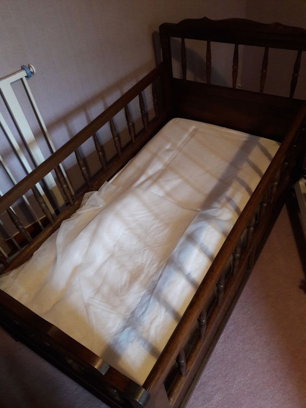 Lit b&eacute;b&eacute; en ch&ecirc;ne ann&eacute;es 1950 Mobilier enfants