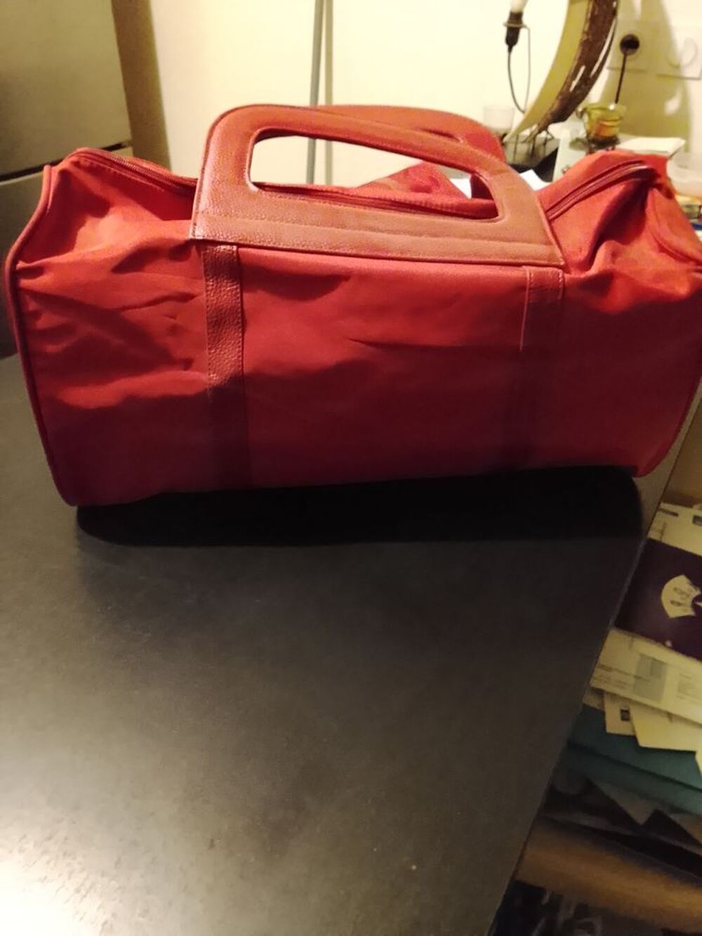 Lot sac et trousse de toilette rouges bon &eacute;tat Maroquinerie