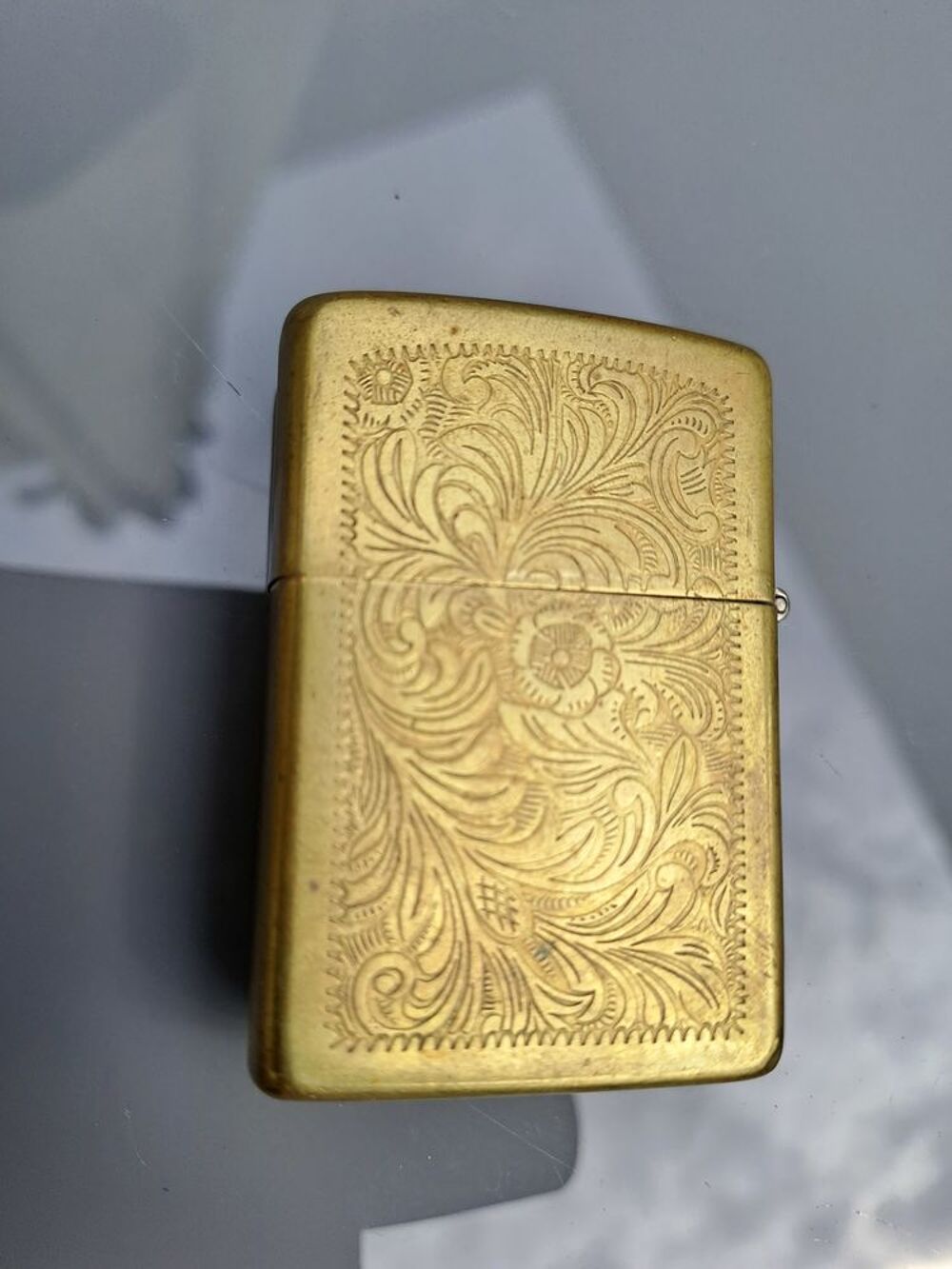 zippo grav&eacute; 