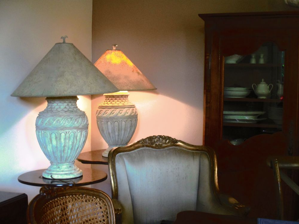 TWO LARGE CERAMIC TABLE LAMPS D�coration