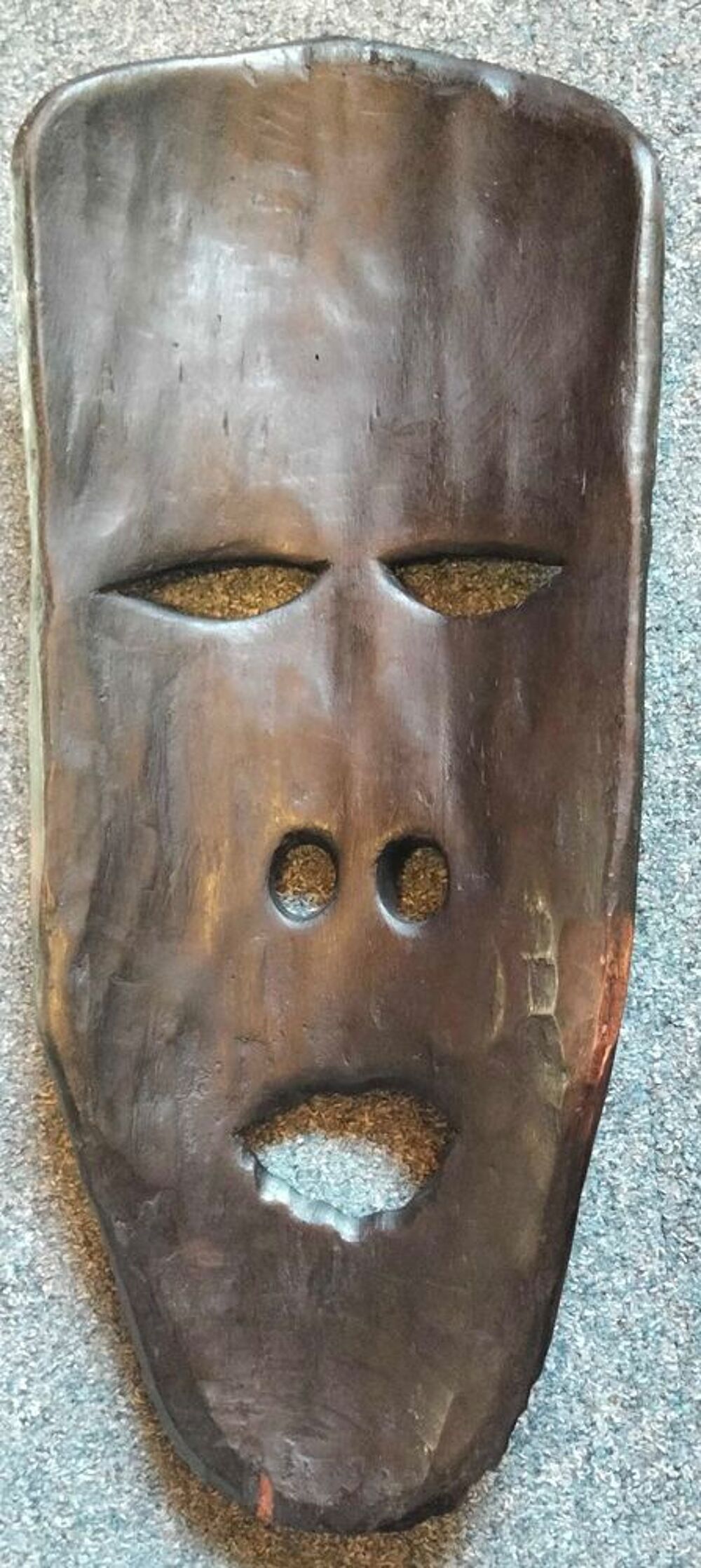 masque g&eacute;ant africain noir en bois 
