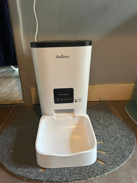 Distributeur automatique de nourriture pour chat 20 Apt (84)